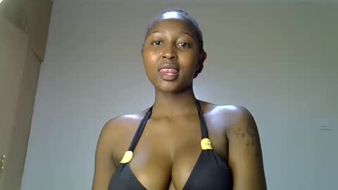 Snapshot of coco_babyy chatting on 23, 11, 2025 bella online show from 23, 11, 2025