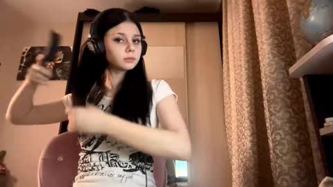 Snapshot of constancefeusier chatting on 6, 11, 2025 Isabella online show from 6, 11, 2025