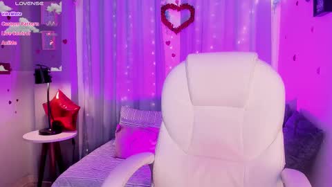 Coral Stefani online show from 7, 3, 2025