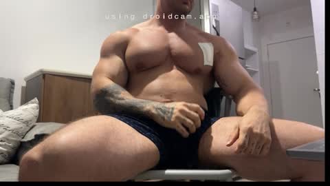 Snapshot of couplemuscle40 chatting on 28, 10, 2025 couplemuscle40 online show from 28, 10, 2025