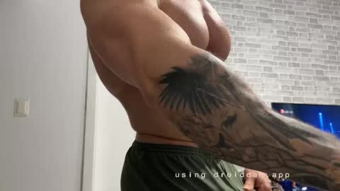 Snapshot of couplemuscle40 chatting on 13, 11, 2025 couplemuscle40 online show from 13, 11, 2025