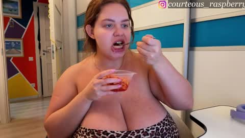 Snapshot of courteous_raspberrrry chatting on 19, 11, 2025 Rose Roys my online show from 19, 11, 2025