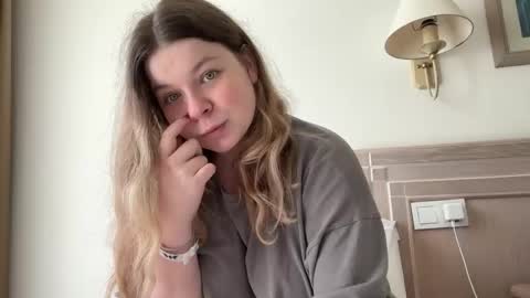 Snapshot of crave_elise chatting on 3, 10, 2025 Elise online show from 3, 10, 2025