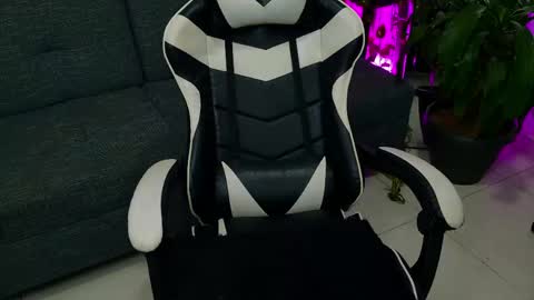 Laura  online show from 11, 4, 2026