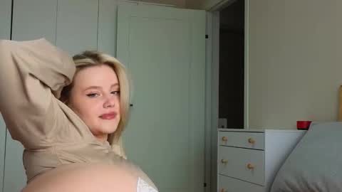Snapshot of crystal_angells chatting on 14, 9, 2025 Cassie control domi and lush in private for free online show from 14, 9, 2025
