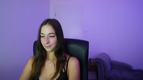Snapshot of crystalbrunette18 chatting on 7, 7, 2026 Crystalbrunette18 online show from 7, 7, 2026