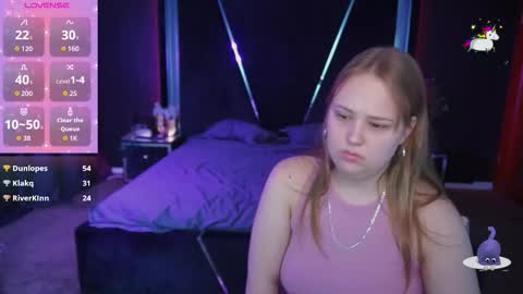 crystallpaws_ online show from 23, 9, 2025