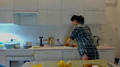 Snapshot of crystalnut chatting on 4, 12, 2025 Maria online show from 4, 12, 2025