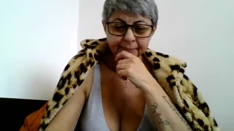 couple online show from 1, 1, 2025