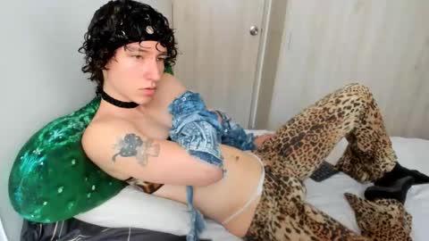 Snapshot of curlyytwink chatting on 13, 5, 2026 Noah online show from 13, 5, 2026
