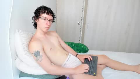 Snapshot of curlyytwink chatting on 1, 7, 2026 Noah online show from 1, 7, 2026