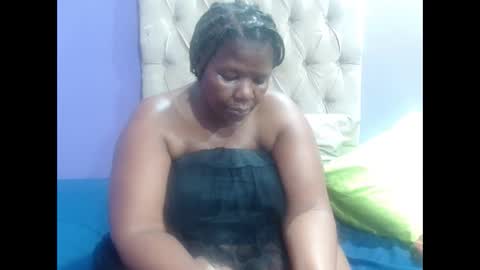 Snapshot of curveychubbyzoe chatting on 15, 12, 2025 curveychubbyzoe online show from 15, 12, 2025