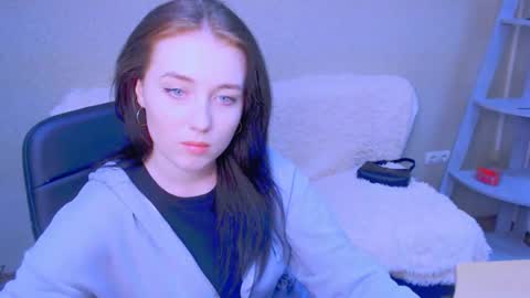 Snapshot of cute_emeli_ chatting on 5, 11, 2025 cute_emeli_ online show from 5, 11, 2025