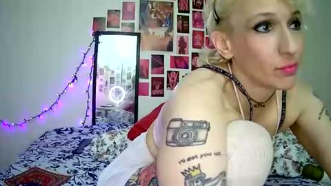 Snapshot of cutefemme chatting on 21, 4, 2026 Bella online show from 21, 4, 2026