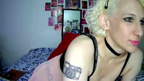 Snapshot of cutefemme chatting on 18, 6, 2026 Bella online show from 18, 6, 2026