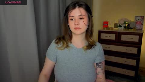 Snapshot of cutie_mili chatting on 17, 4, 2026 mili online show from 17, 4, 2026