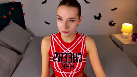 Snapshot of cutiewuwu chatting on 26, 10, 2025 Vivienne online show from 26, 10, 2025