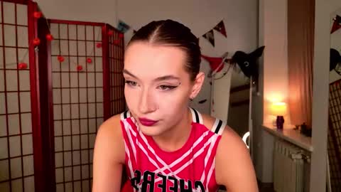 Snapshot of cutiewuwu chatting on 30, 10, 2025 Vivienne online show from 30, 10, 2025