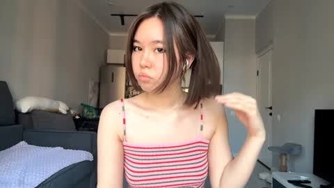 Snapshot of cwenecollins chatting on 28, 10, 2025 Akemi online show from 28, 10, 2025