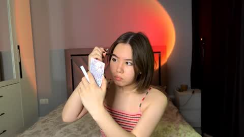 Snapshot of cwenecollins chatting on 20, 11, 2025 Akemi online show from 20, 11, 2025