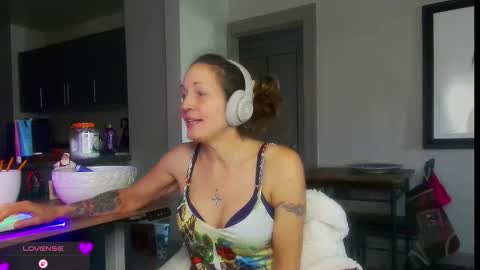 Snapshot of daisy_dove chatting on 5, 12, 2025 Daisy online show from 5, 12, 2025