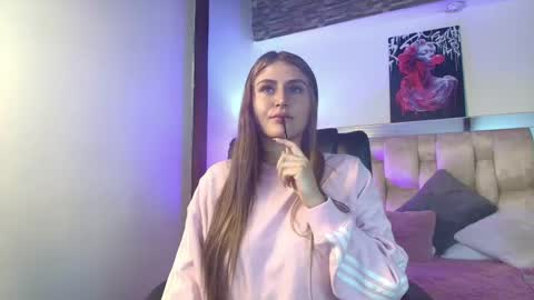 Snapshot of dakotarobbins_ chatting on 7, 3, 2025 dakotarobbins_ online show from 7, 3, 2025