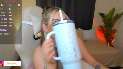 dakottaa__ online show from 27, 5, 2026