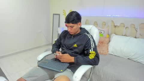 Snapshot of damian23_ chatting on 7, 1, 2025 DAMIAN online show from 7, 1, 2025