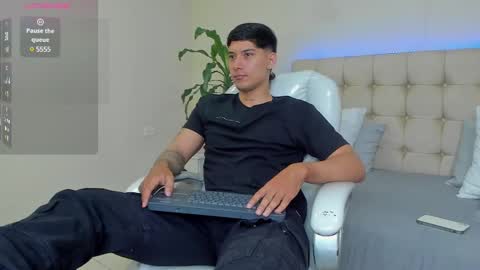 Snapshot of damian23_ chatting on 4, 2, 2025 DAMIAN online show from 4, 2, 2025
