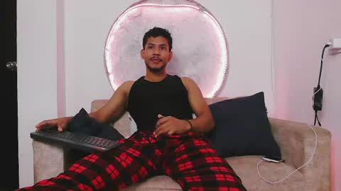 Snapshot of damiann_rees chatting on 12, 6, 2026 instagram damiannreed. online show from 12, 6, 2026