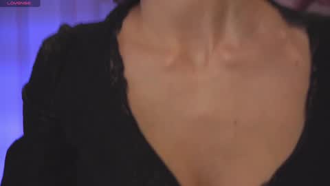 Snapshot of danielle_thomas chatting on 4, 1, 2025 Danielle online show from 4, 1, 2025