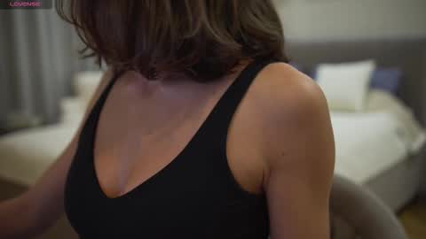 Snapshot of danielle_thomas chatting on 19, 9, 2025 Danielle online show from 19, 9, 2025