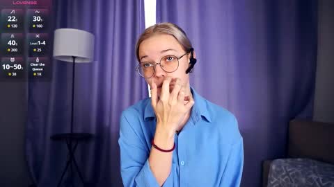 Charlie 18yo online show from 26, 9, 2025