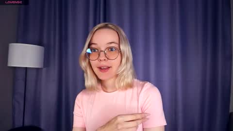 Snapshot of deannmaslen chatting on 3, 11, 2025 Charlie 18yo online show from 3, 11, 2025