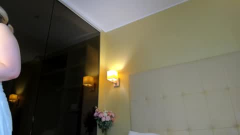 Debbie Mon Tue Fri Sun Sat GMT 3 1000am - 0400pm  online show from 19, 9, 2025