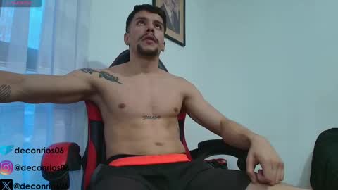 Snapshot of deconrios chatting on 4, 11, 2025 Santiago online show from 4, 11, 2025