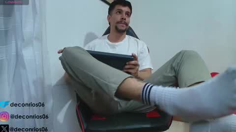 Snapshot of deconrios chatting on 8, 11, 2025 Santiago online show from 8, 11, 2025