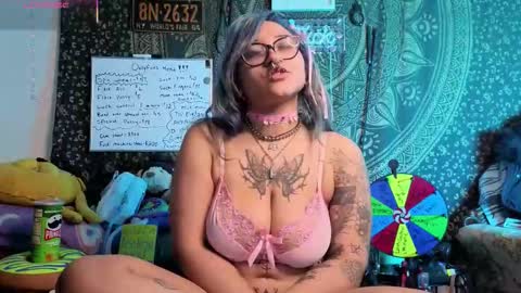 Snapshot of deluxxxeblu chatting on 18, 12, 2025 TankinBody online show from 18, 12, 2025