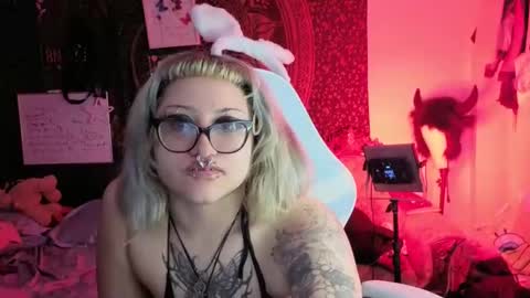 Snapshot of deluxxxeblu chatting on 8, 2, 2026 TankinBody online show from 8, 2, 2026