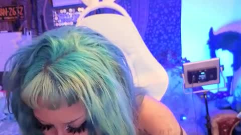 Snapshot of deluxxxeblu chatting on 23, 2, 2026 TankinBody online show from 23, 2, 2026