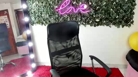 Snapshot of destinyhills_ chatting on 11, 6, 2026 Destiny online show from 11, 6, 2026