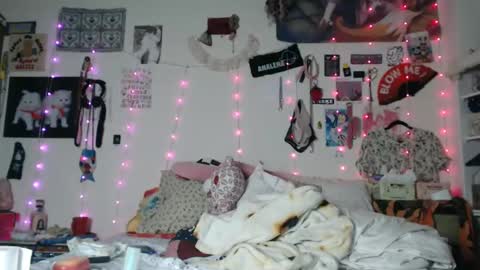 Snapshot of devilg1rl chatting on 23, 2, 2025 poutyangel online show from 23, 2, 2025