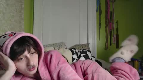 Snapshot of devilg1rl chatting on 7, 11, 2025 poutyangel online show from 7, 11, 2025