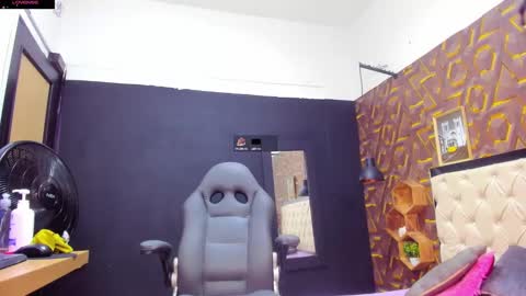 Snapshot of deyy_madisson chatting on 5, 2, 2025 Madisson online show from 5, 2, 2025