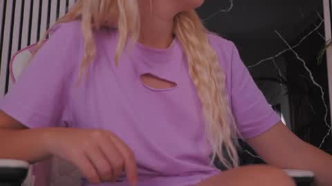 Snapshot of diamond_ava_ chatting on 23, 6, 2026 Thea online show from 23, 6, 2026