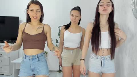 Snapshot of dirtygirls99 chatting on 5, 3, 2025 Gyna Josie online show from 5, 3, 2025