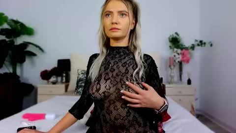 Snapshot of dirtystudentgirl chatting on 29, 9, 2025 Chloe online show from 29, 9, 2025