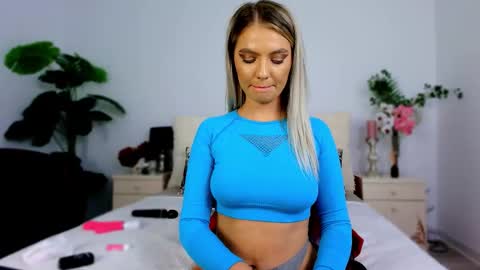 Snapshot of dirtystudentgirl chatting on 1, 10, 2025 Chloe online show from 1, 10, 2025