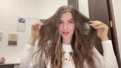 Snapshot of divine_beauty_girl chatting on 8, 3, 2025 Valerie online show from 8, 3, 2025