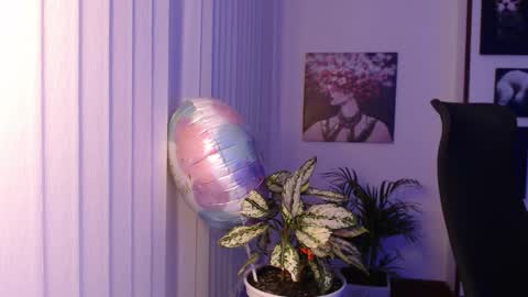 Snapshot of divineisis chatting on 27, 11, 2025 Hera online show from 27, 11, 2025